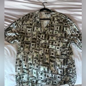 Really awesome party/ costume shirt gambling shirt. Soft silky weighted material